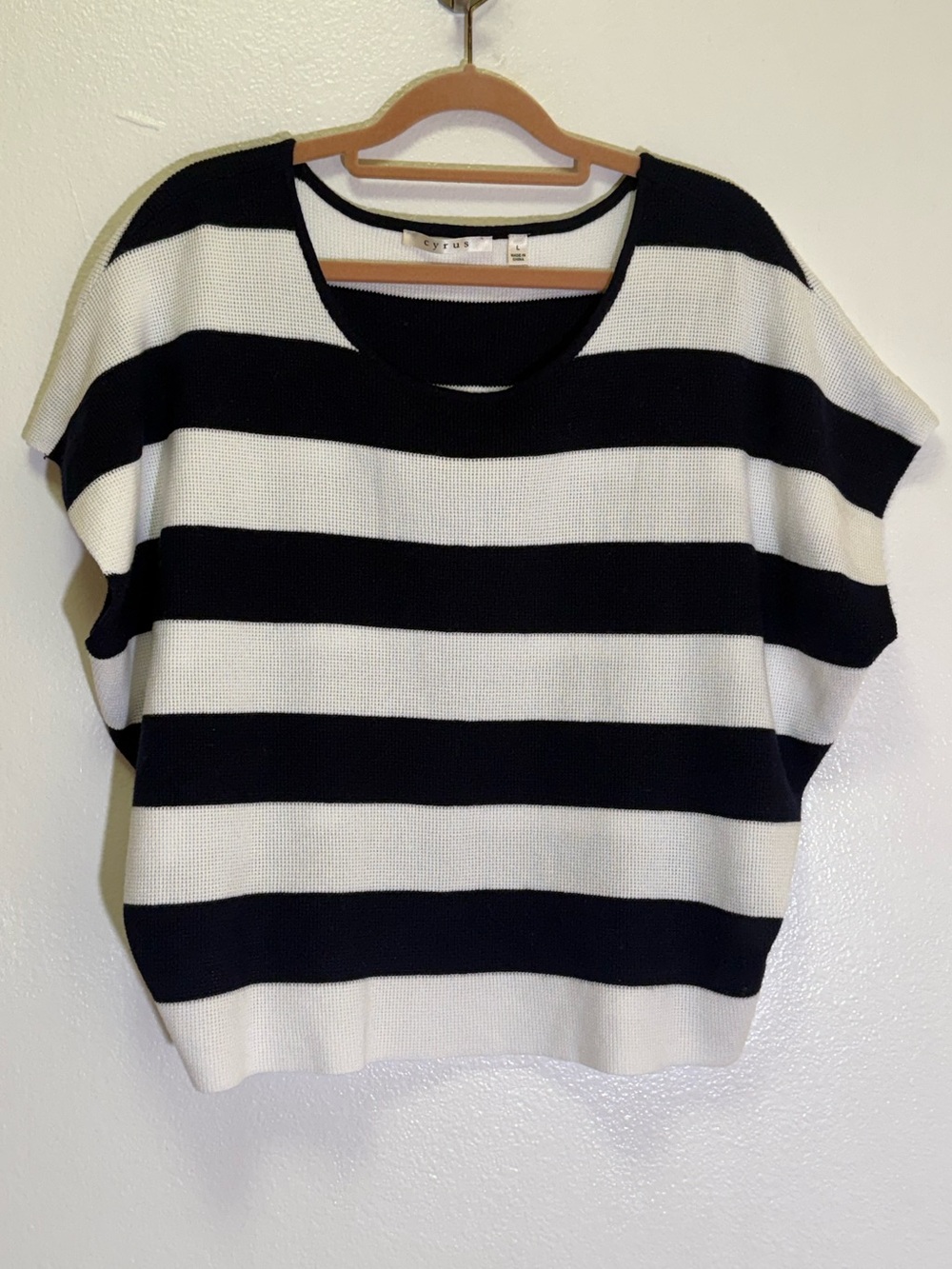 Cyrus - Striped Navy and White Boxy Knit Cropped Top - size L